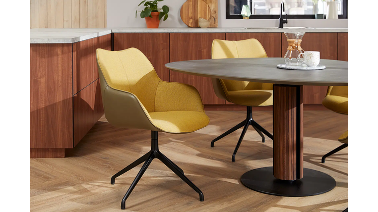 Bree's New World Kiq Armstoel