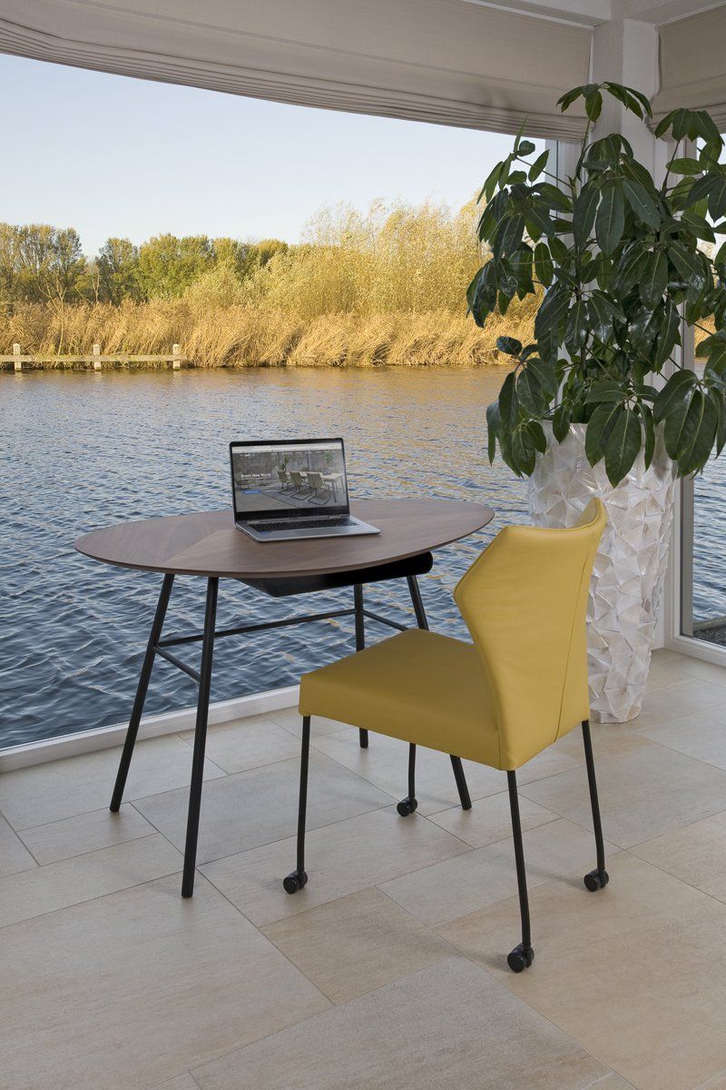 Bree's New World Twinny Bureautafel