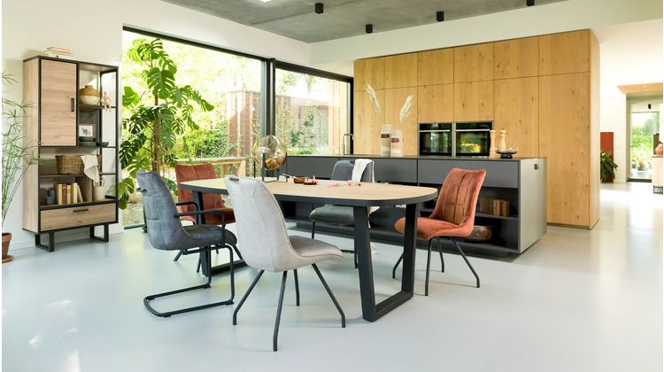 Henders en Hazel Mischa Rond Armstoel