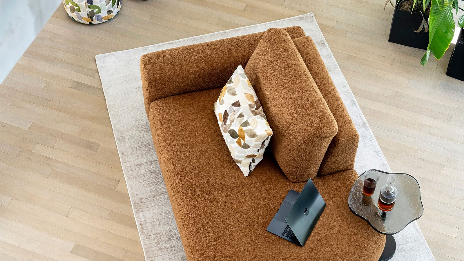 Henders en Hazel Murcia Divan