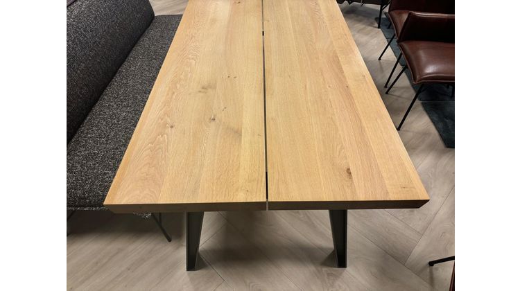 QLIV Side to Side Outlet Eettafel