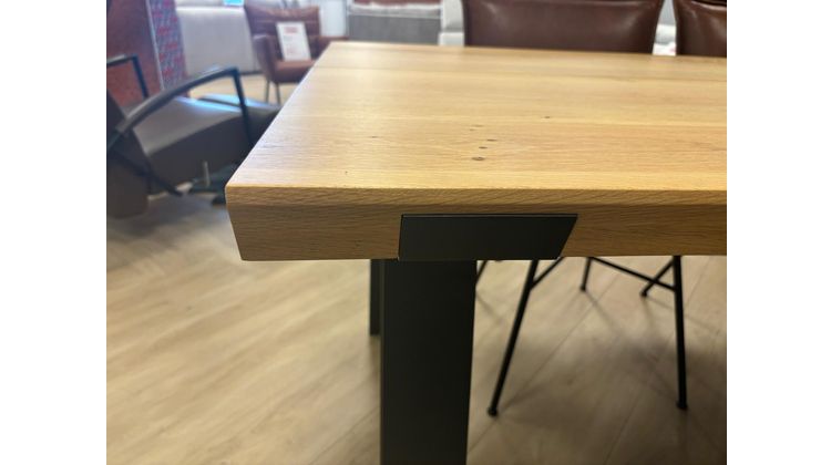 QLIV Side to Side Outlet Eettafel